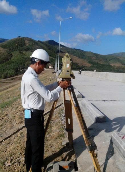 uan trắc chuyển vị bằng máy toàn đạc điện tử tại công trình đập chứa nước Tà Rục